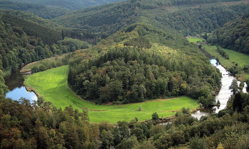 Die bewaldete Flussschleife Tombeau du Géant der Semois bei Botassart in den Ardennen