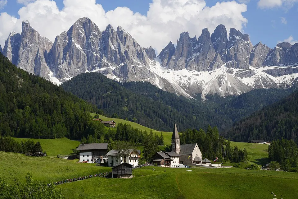 Dolomiten: dolomites santa magdalena 2024 val di funes
