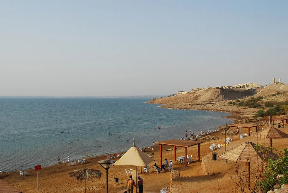 Salzkrusten am Ufer des Toten Meeres in Jordanien