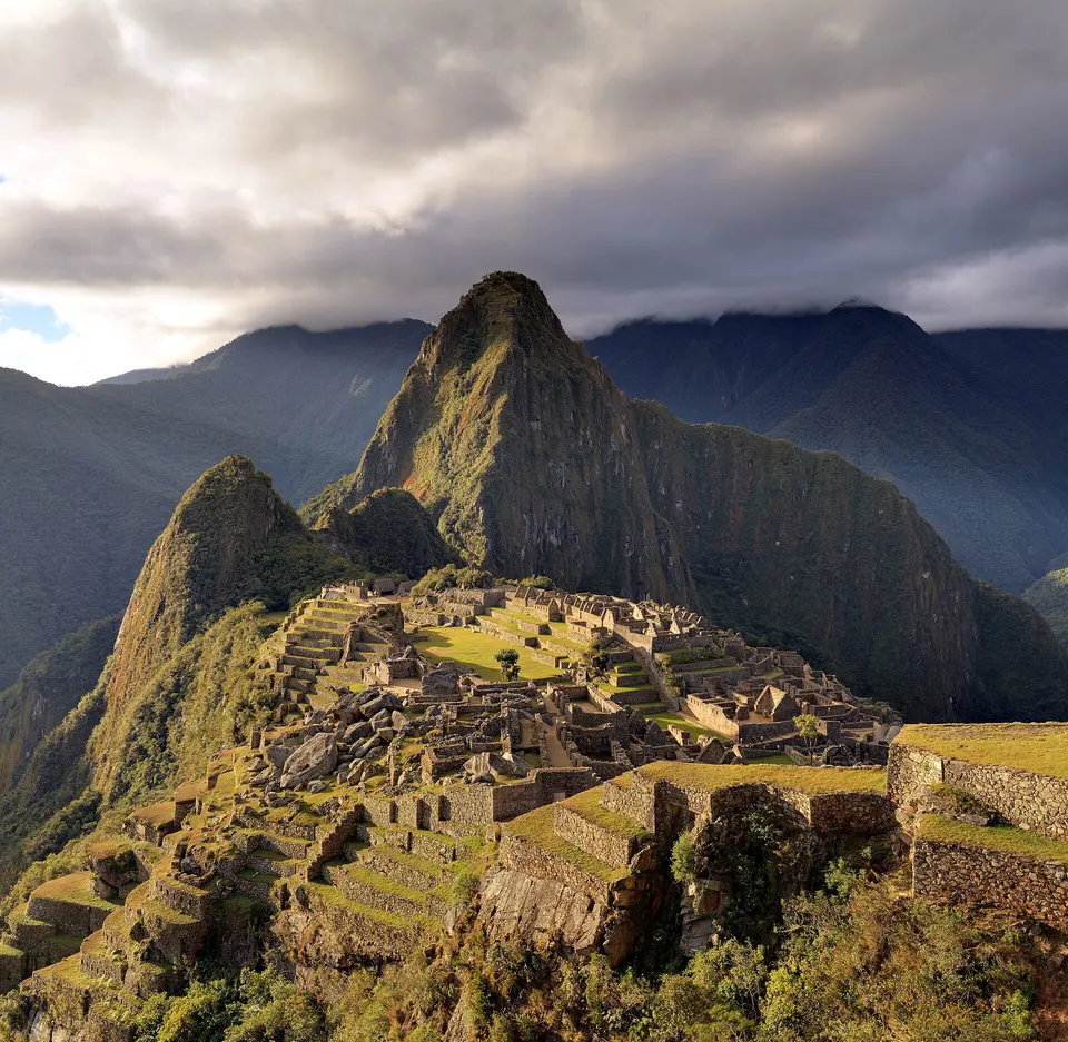 Die Inka-Ruinen von Machu Picchu mit dem Berg Huayna Picchu im Hintergrund
