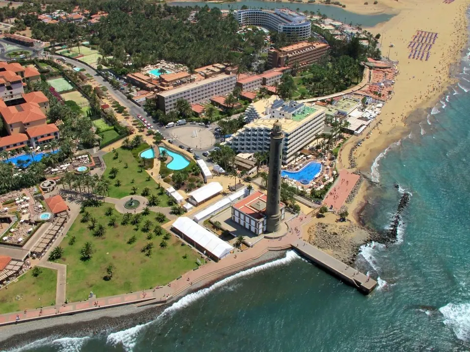 Maspalomas: La Costa de San Bartolomé de Tirajana es eminentemente turística (comprendiendo los espacios turísticos de San Agustín, Playa del Inglés, Ma