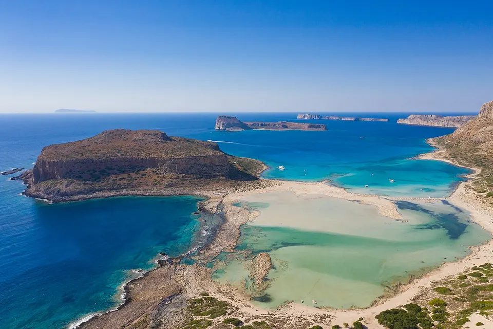 Luftaufnahme der Balos-Lagune auf Kreta mit türkisfarbenem Wasser und hellen Sandbänken
