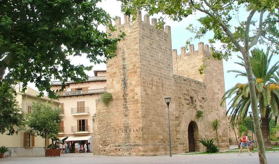 Alcúdia: Gate or Porta del Moll of Alcudia, Mallorca, Spain