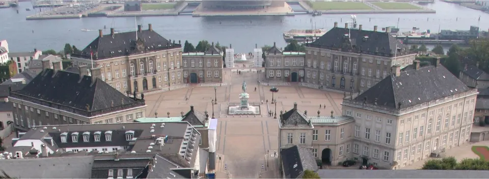 Blick von oben auf den Schlossplatz Amalienborg in Kopenhagen