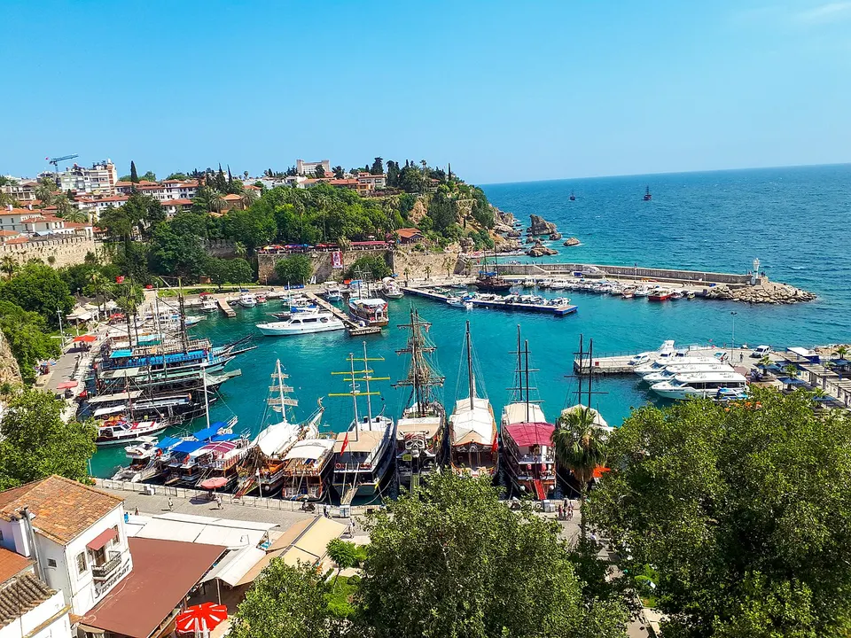 Blick über die Altstadt Kaleiçi von Antalya mit dem alten Hafen und dem Mittelmeer