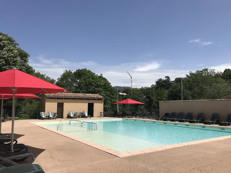 Pool eines Campingplatzes bei Privas in der Ardèche in Südfrankreich