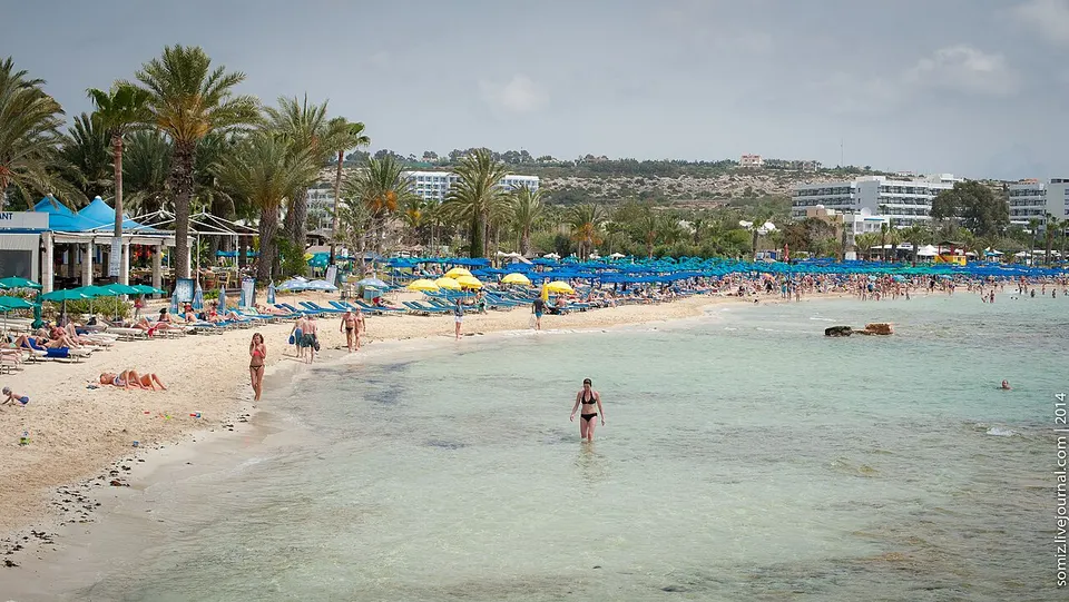 Heller Sandstrand mit türkisfarbenem Wasser in Ayia Napa auf Zypern