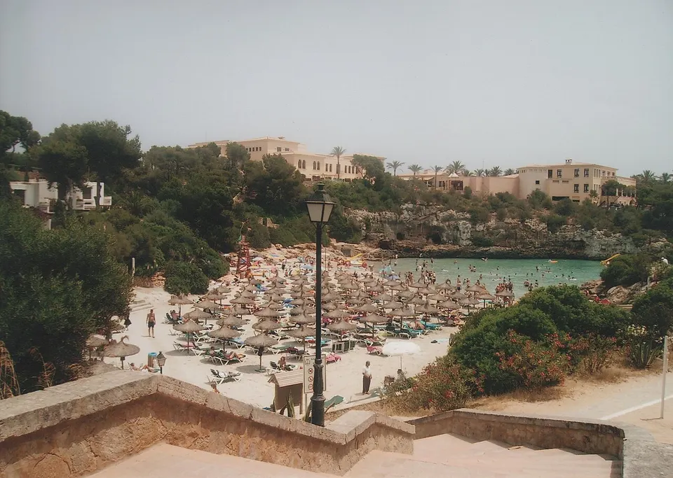 Sandstrand in Salou an der Costa Dorada mit Promenade und Palmen