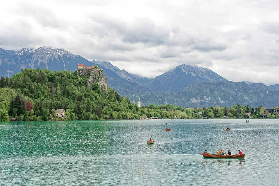 Der Bleder See in Slowenien mit der Burg Bled auf einem Felsen über dem Wasser
