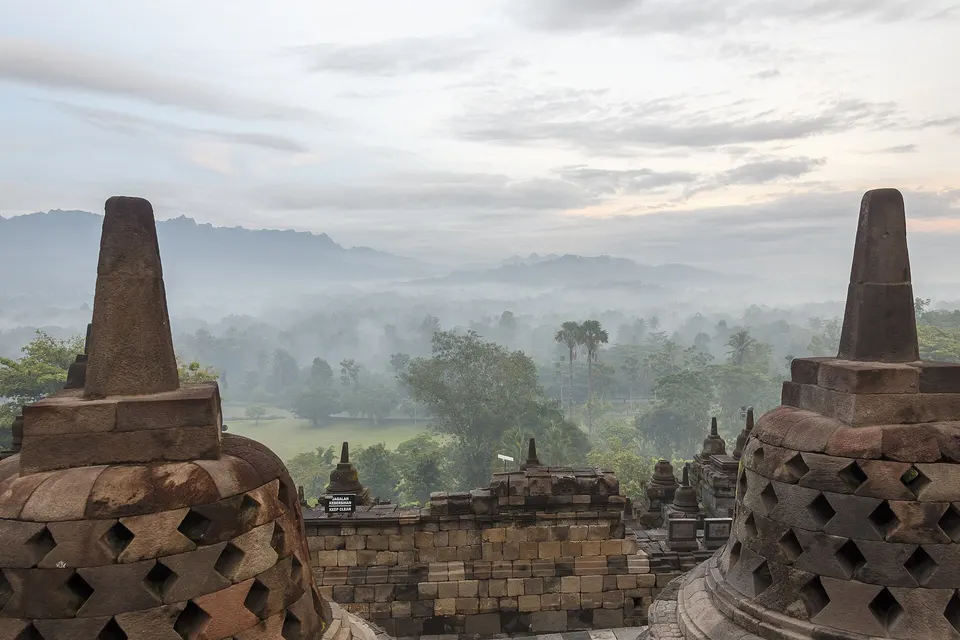 Glockenförmige Stupas auf der oberen Terrasse des Borobudur-Tempels auf Java