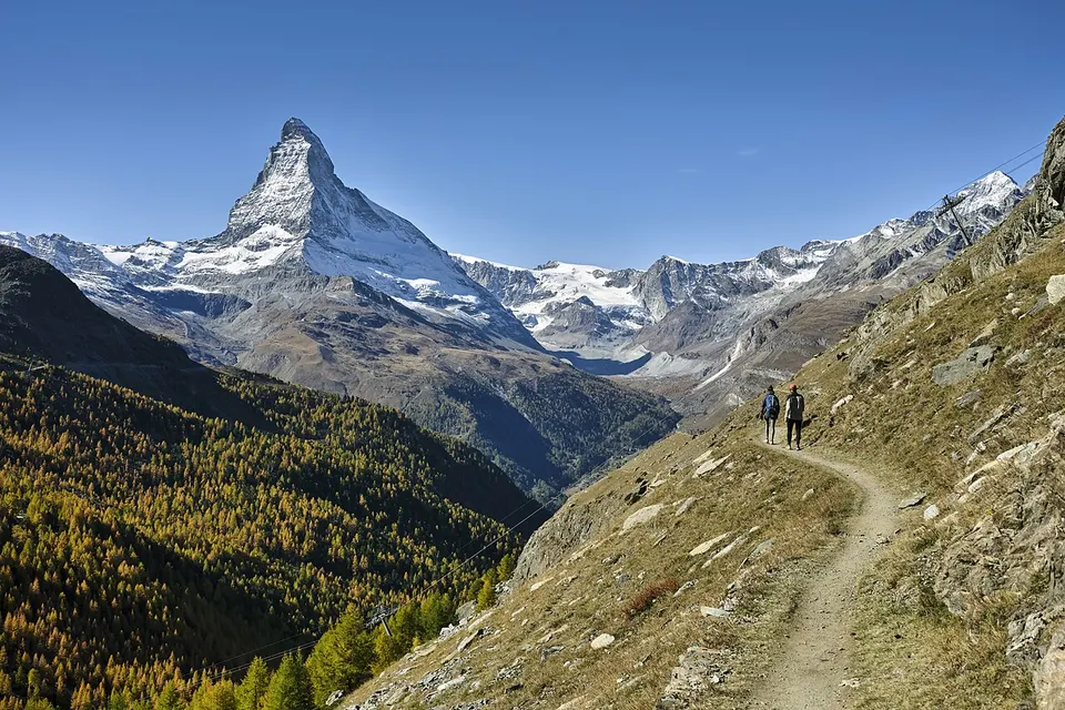 Das Matterhorn über Zermatt im Wallis an einem klaren Herbsttag