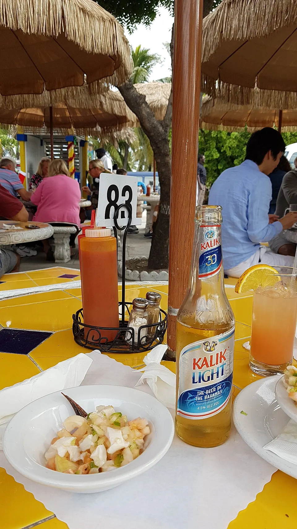 Bahamas: Conch Salat und Kalik Bier, auf den Bahamas.