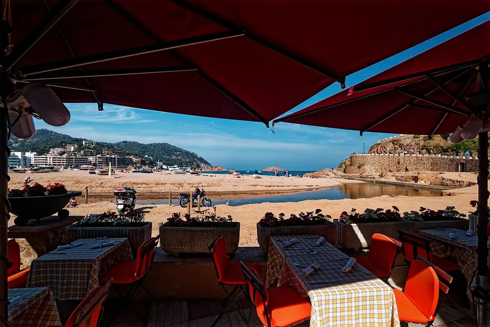 Blick von der Altstadt Vila Vella in Tossa de Mar auf den Strand Platja Gran und das Mittelmeer