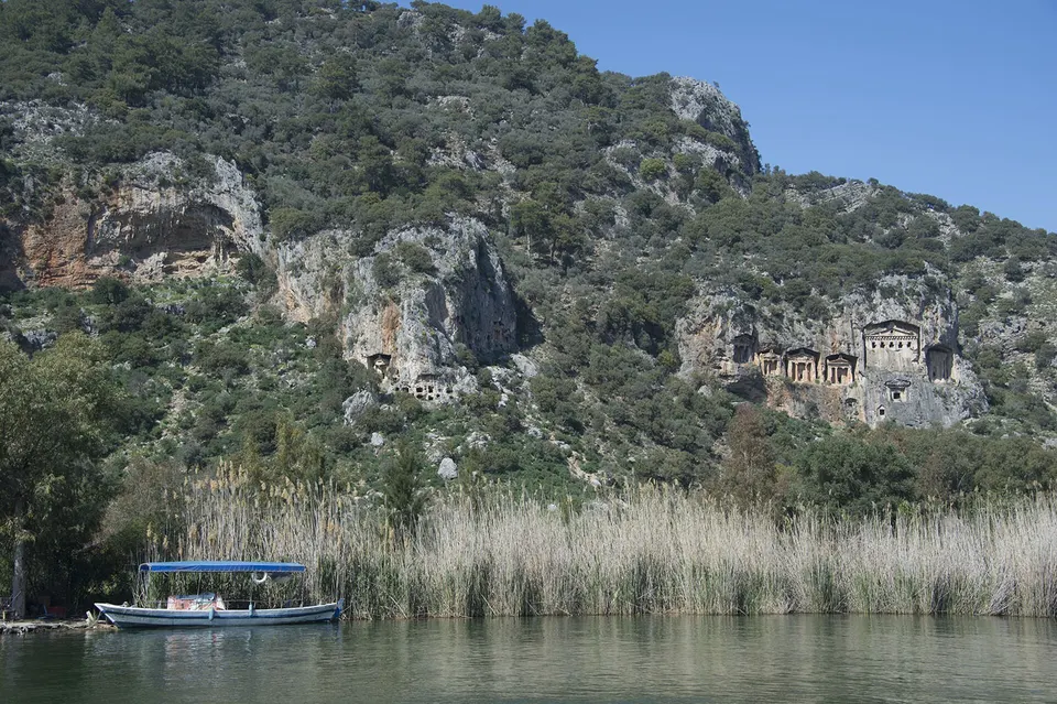 In die Felswand gehauene lykische Felsengräber über dem Fluss bei Dalyan