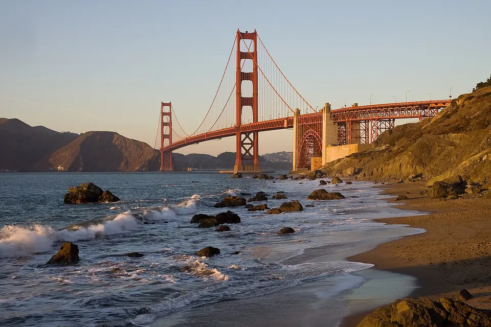 Kalifornien: The Golden Gate Bridge in San Francisco as seen from the northern end of Baker Beach.