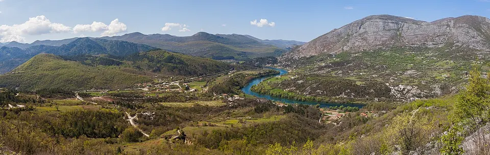 Bosnien und Herzegowina: Panoramic view of the course of the Trebišnjica river near Gornji Orahovac, in southeast Bosnia and Herzegovina.