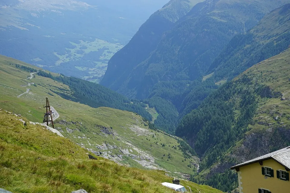 Die Großglockner-Hochalpenstraße in den Hohen Tauern im Sommer
