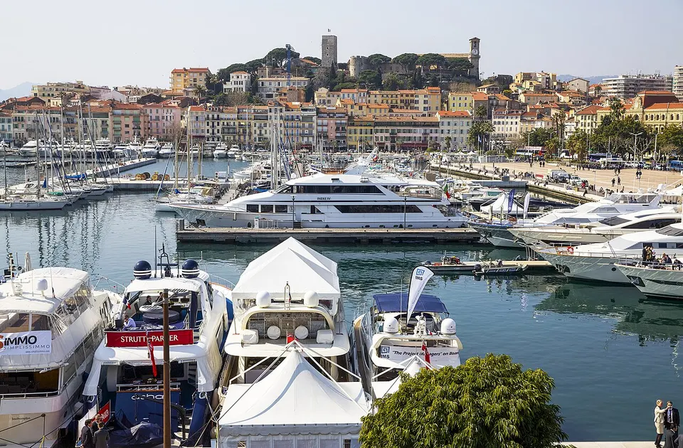 Cannes: Hamnen i Cannes där många yachter används för möten i samband med fastighetskonferensen Mipim. Fotograferad från festivalpalatset 20140312.