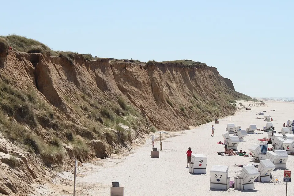 Breiter Sandstrand unterhalb des Roten Kliffs bei Kampen auf Sylt