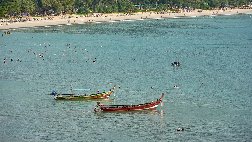 Weite Bucht von Kata Beach auf Phuket mit hellem Sand, türkisfarbenem Wasser und grünen Hügeln
