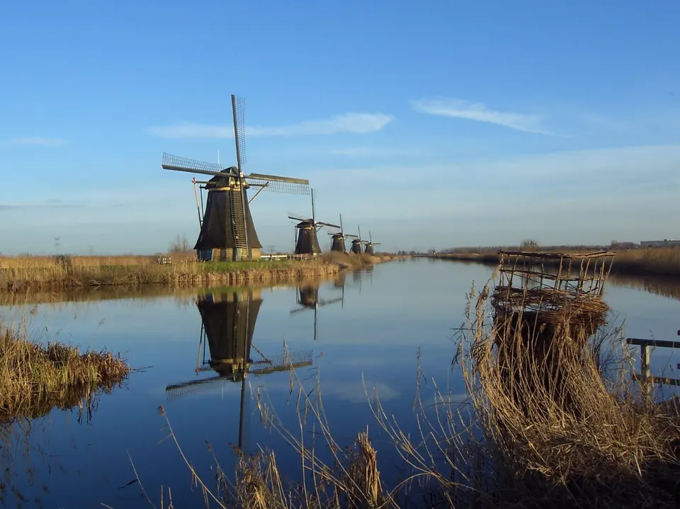 Historische Windmühlen von Kinderdijk an einem Kanal in den Niederlanden