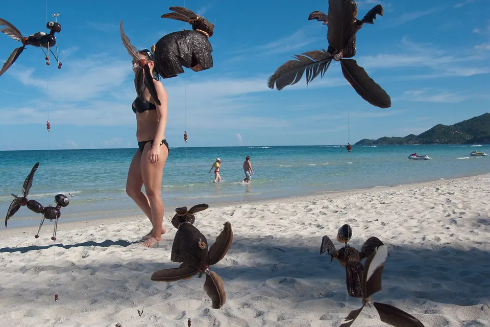 Palmengesäumter Sandstrand auf Koh Samui mit klarem, türkisfarbenem Wasser