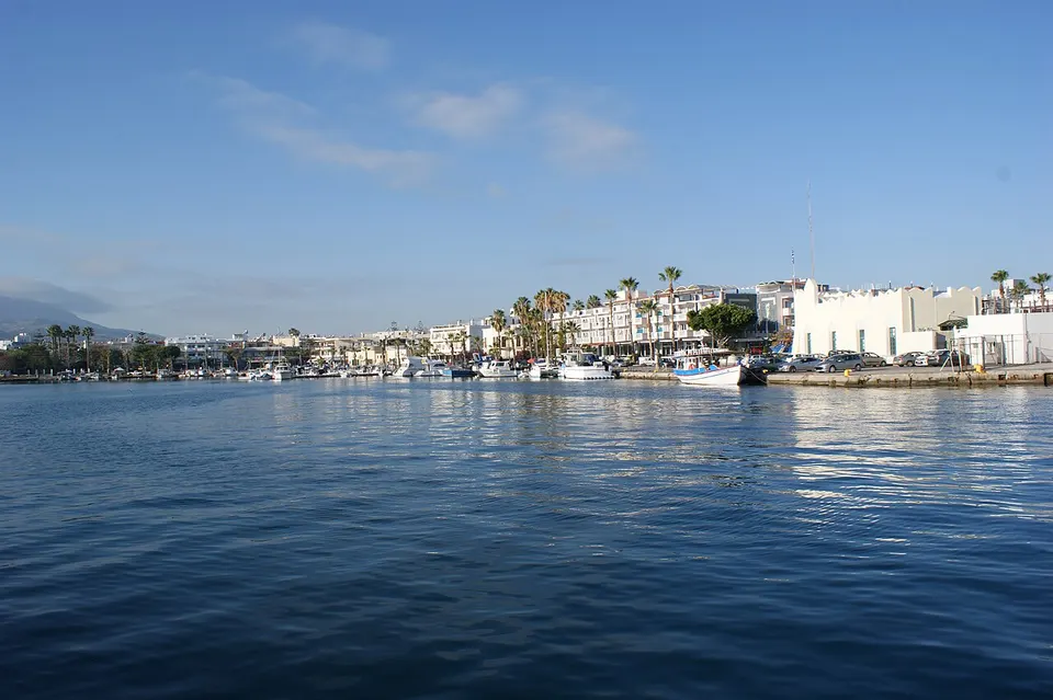 Der Hafen von Kos-Stadt mit Booten vor der Johanniterburg