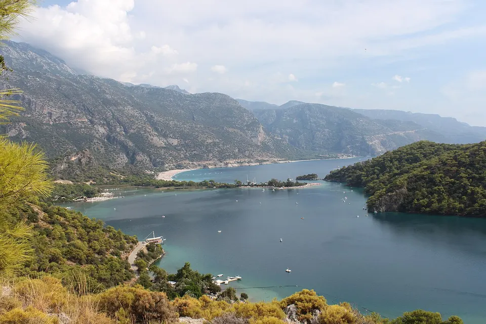 Türkisblaue Lagune von Ölüdeniz an der türkischen Ägäisküste mit bewaldeten Hügeln