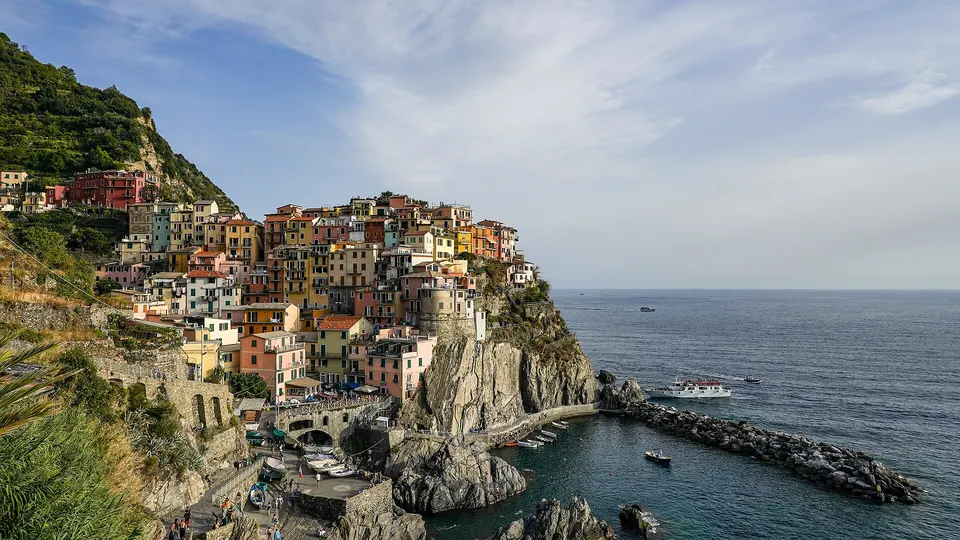 Bunte Häuser von Manarola in den Cinque Terre auf einem Felsen über dem Meer