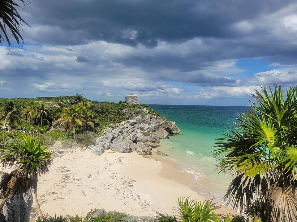 Die Maya-Ruinen von Tulum auf einer Klippe über einem Sandstrand mit türkisfarbenem Karibikwasser
