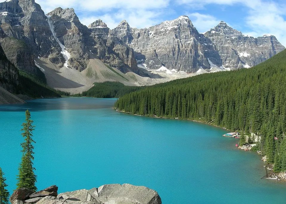 Türkisfarbener Moraine Lake im Banff-Nationalpark vor schroffen Berggipfeln