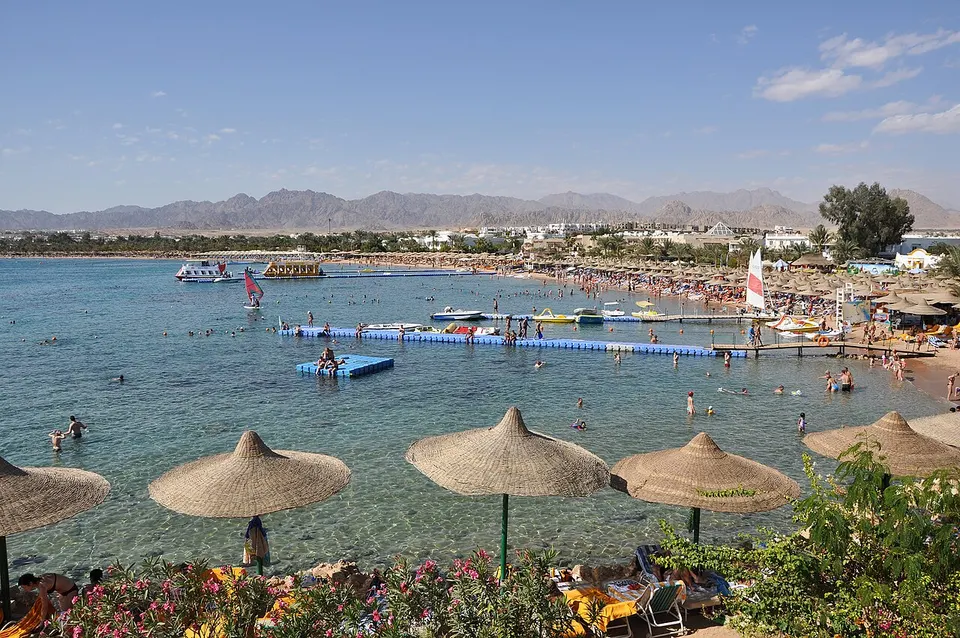 Die Naama Bay in Sharm El Sheikh mit Strand, Hotels und den Bergen des Sinai im Hintergrund