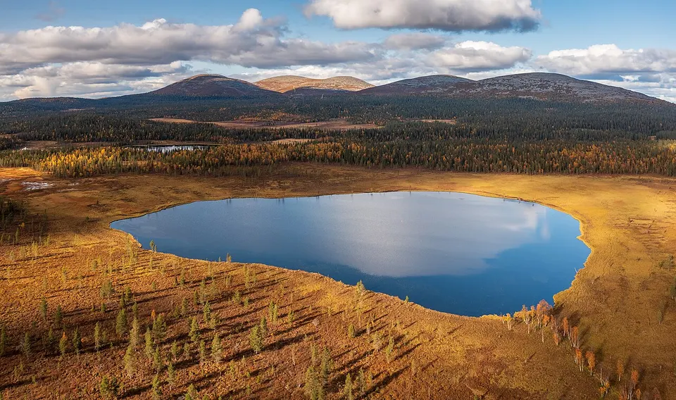 Die Fjellkette Pallastunturi und der See Hanhijärvi bei Muonio in Lappland im Herbst