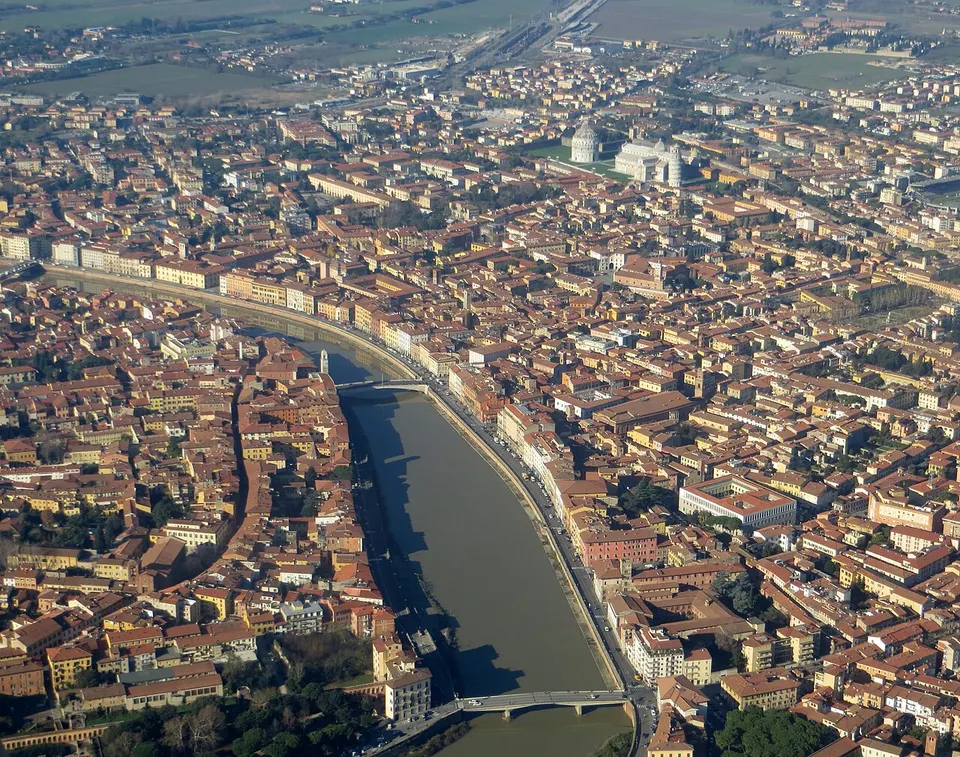 Pisa: Veduta di Pisa dall'aereo, fiume Arno