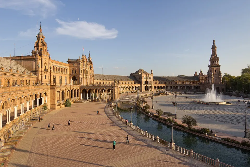 Die halbrunde Plaza de España in Sevilla mit Türmen, Arkaden und einem Kanal