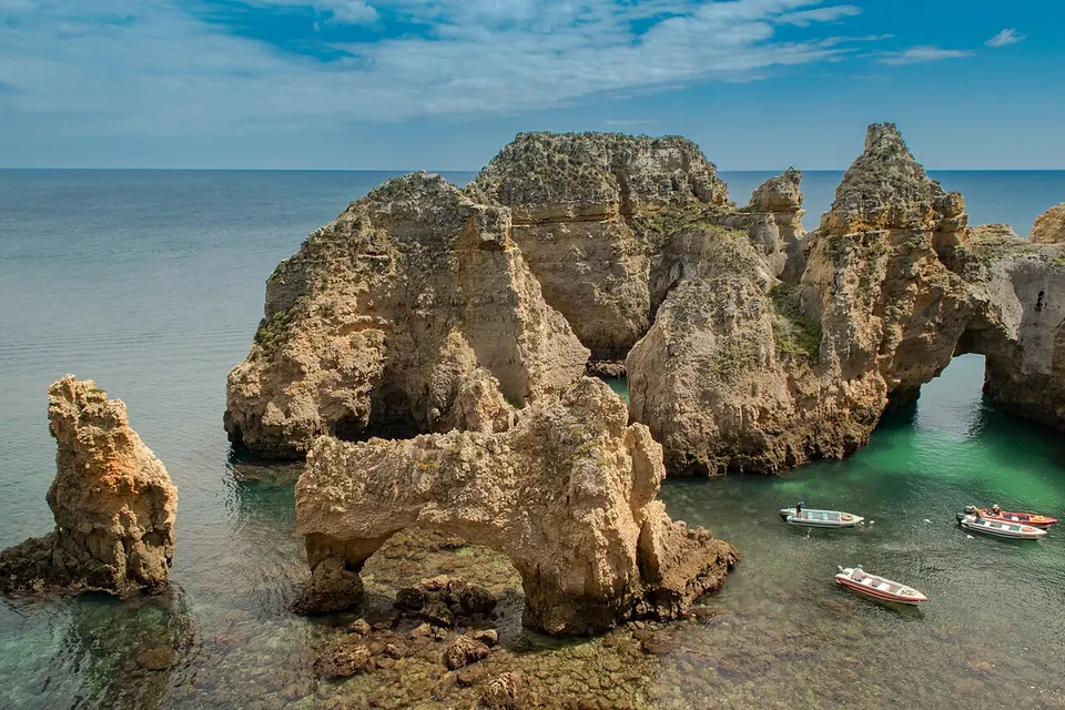 Goldgelbe Felsen und Felsbögen an der Ponta da Piedade bei Lagos an der Algarve