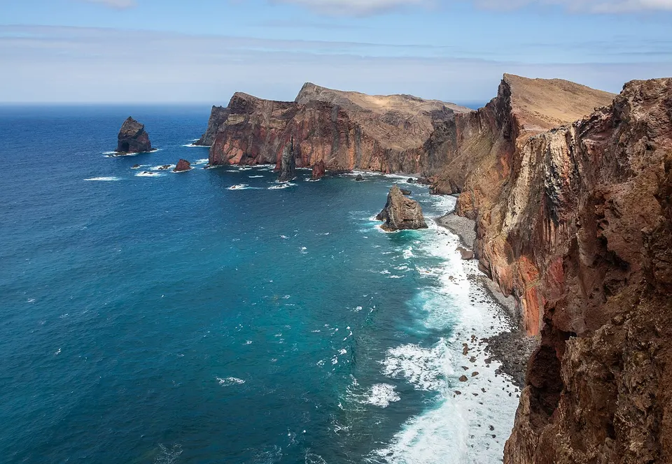 Die karge Halbinsel Ponta de São Lourenço auf Madeira mit steilen Klippen und blauem Meer