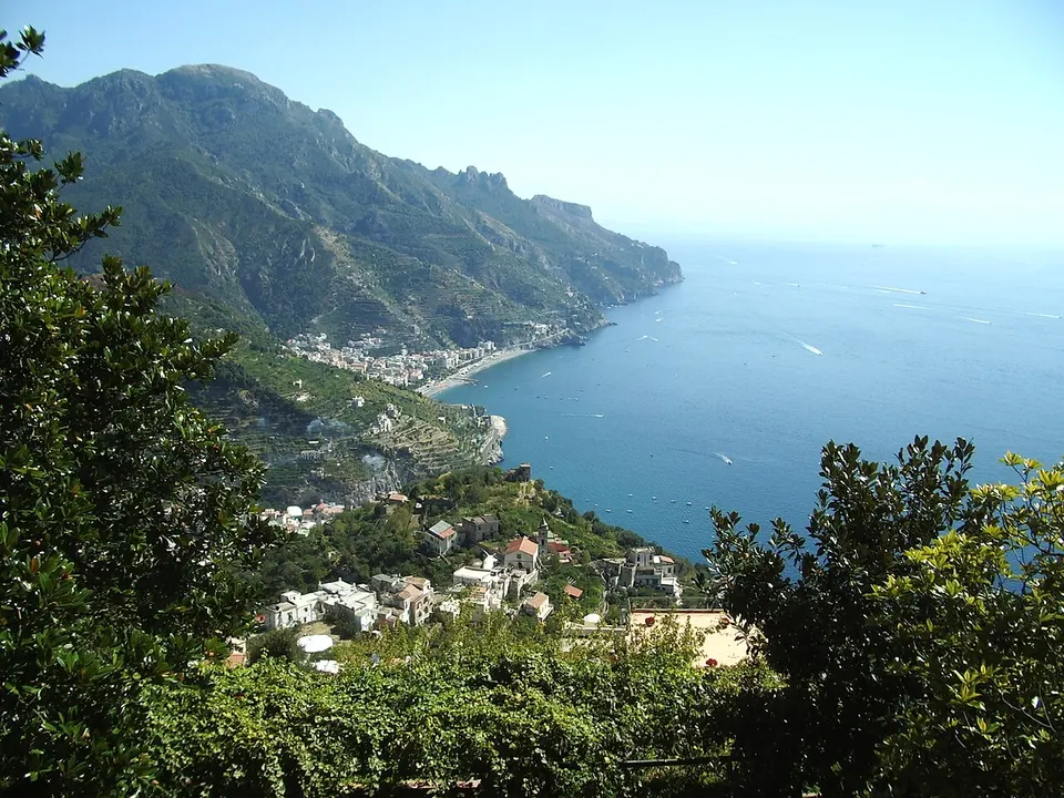 Amalfiküste: View from Ravello, Italy, down into the bay.