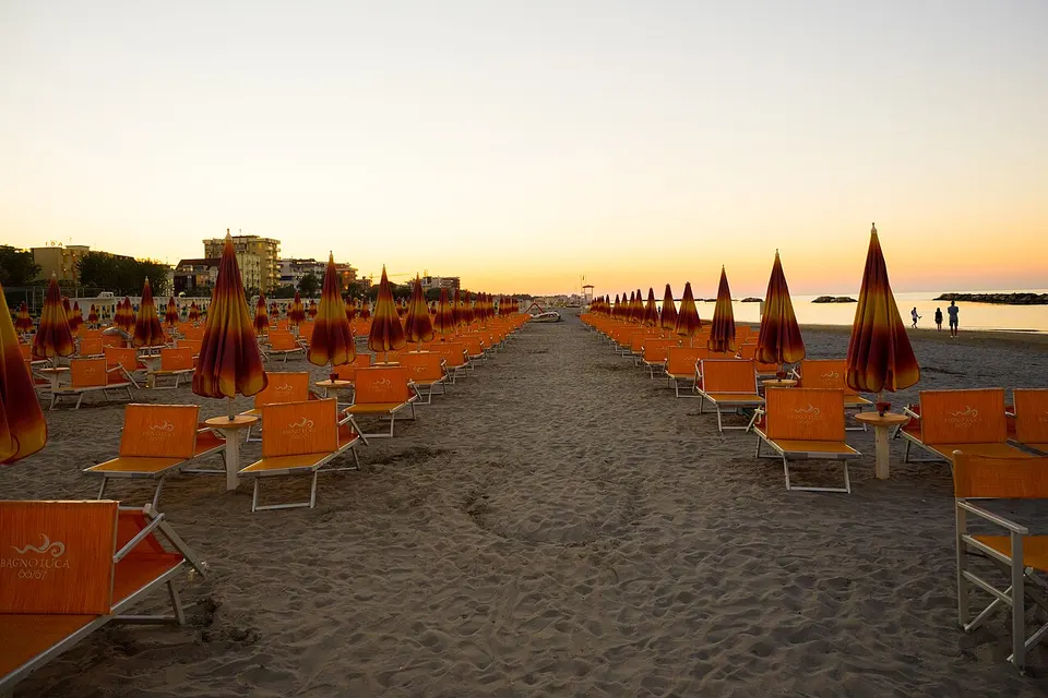 Breiter Sandstrand von Rimini mit Sonnenschirmen und Liegen am Meer