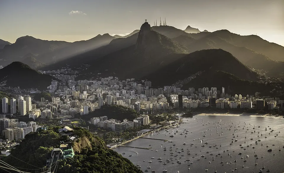 Skyline von Rio de Janeiro mit dem Zuckerhut im Licht des Sonnenuntergangs