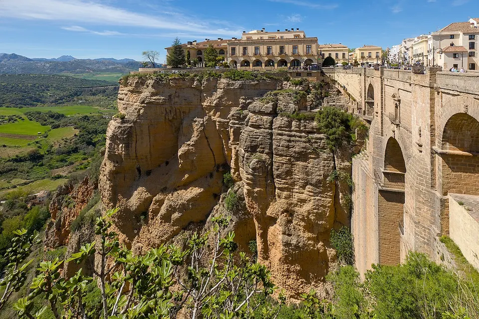 Blick von der Brücke Puente Nuevo in Ronda über die Schlucht und das andalusische Umland