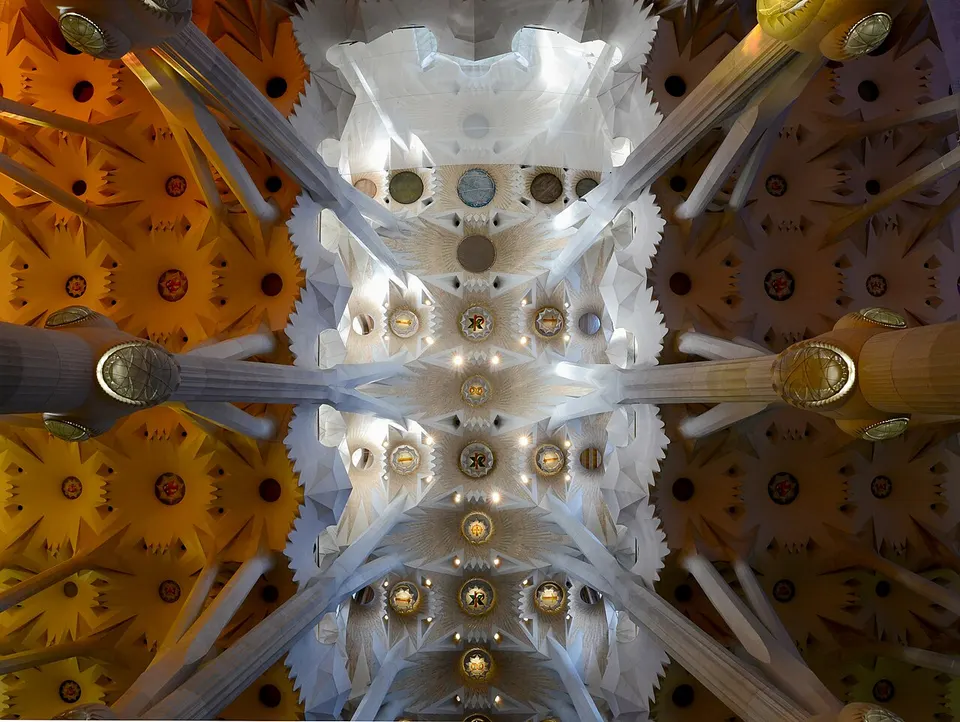Die Basilika Sagrada Família von Antoni Gaudí in Barcelona mit ihren Türmen