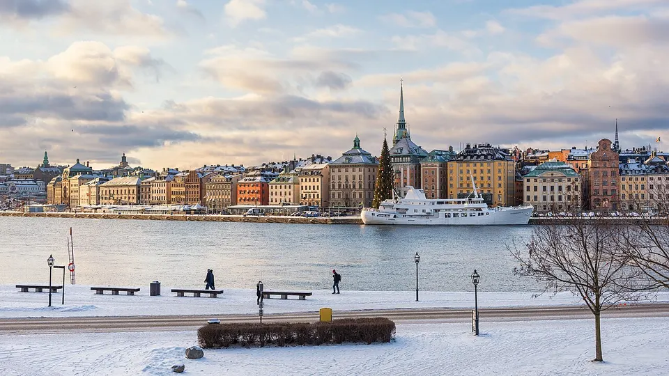 Die Uferfront Skeppsbrokajen der Altstadt Gamla stan in Stockholm, gesehen von Skeppsholmen