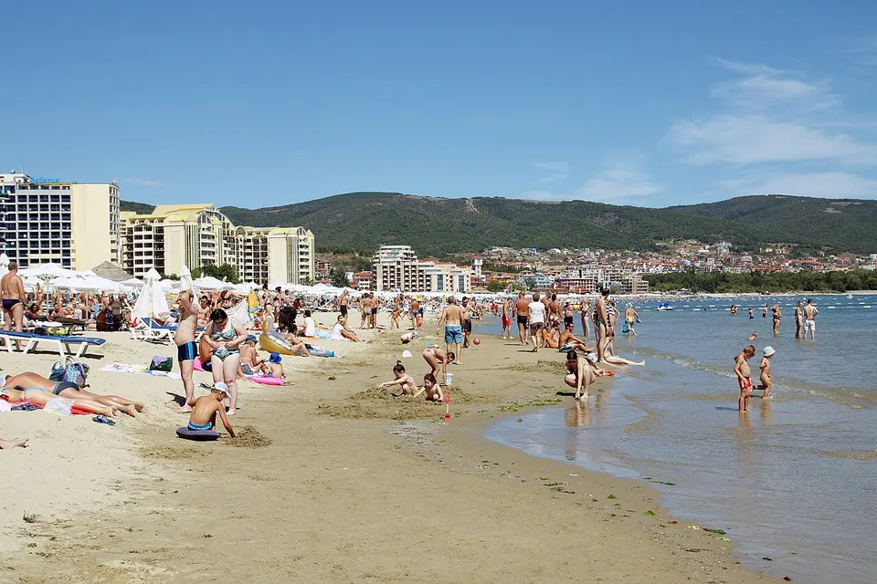 Langer Sandstrand mit Sonnenschirmen am Sonnenstrand in Bulgarien