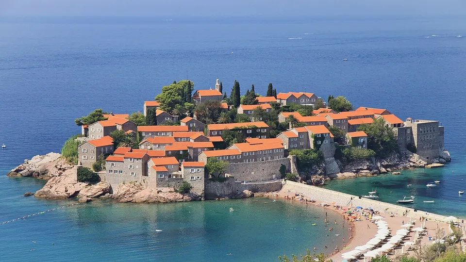 Die Hotelinsel Sveti Stefan in Montenegro mit roten Dächern vor der Adriaküste