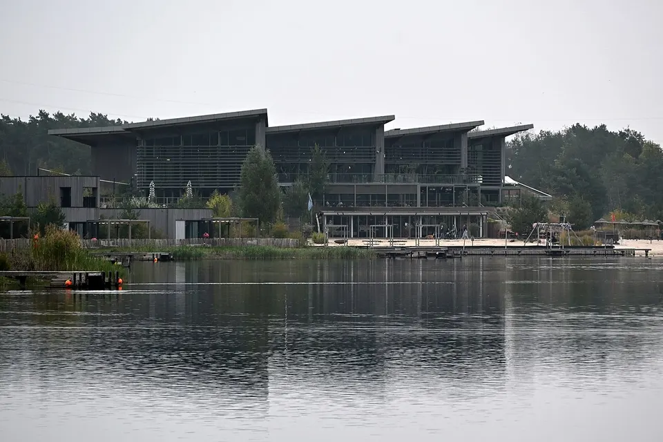 Restaurant mit Sandstrand am See im Ferienpark Terhills Resort von Center Parcs in Dilsen-Stokkem