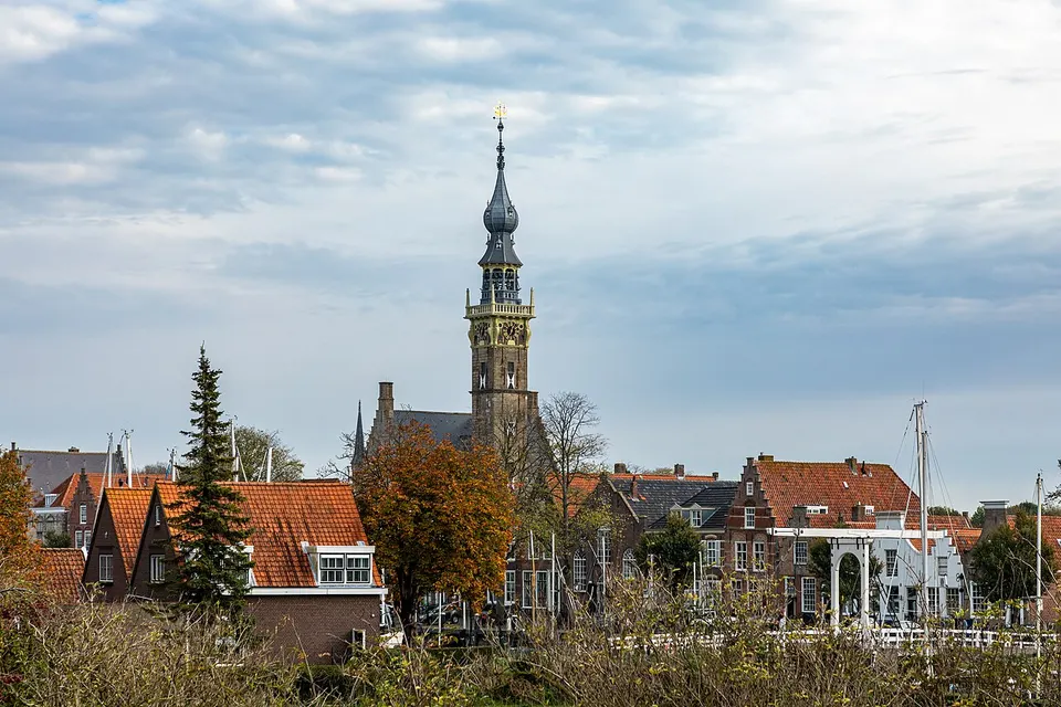 Ortsansicht von Veere in Zeeland mit historischen Häusern am Wasser