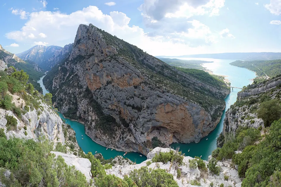 Die tiefe Verdonschlucht mit türkisfarbenem Wasser zwischen steilen Kalkfelsen in der Provence