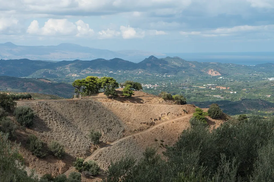 Blick von einer Bergstraße über Hügel und Küste in der Region Chania auf Kreta