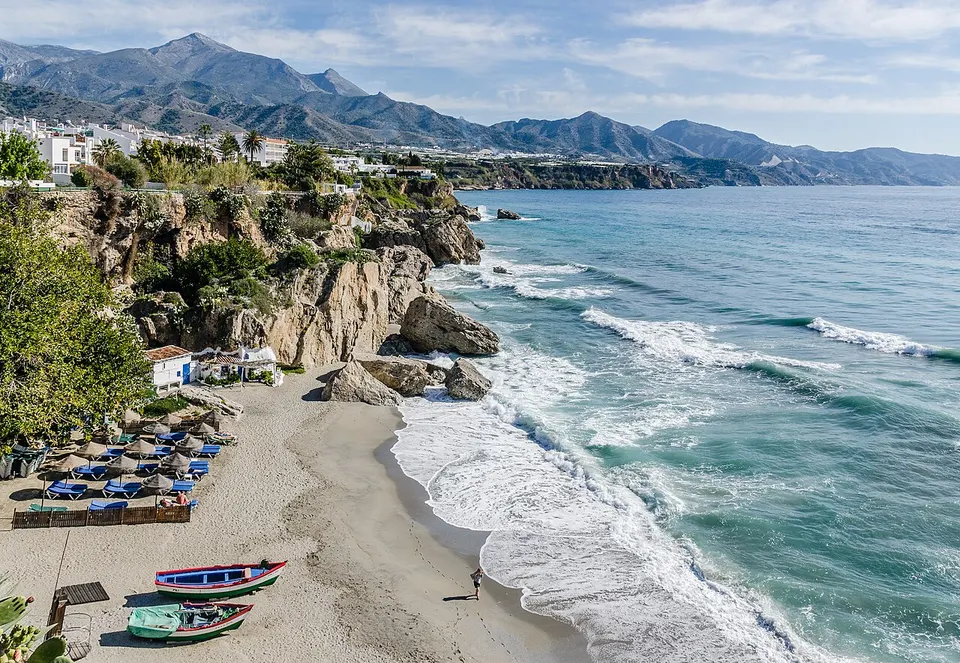 Blick vom Balcón de Europa in Nerja auf Buchten und Steilküste der Costa del Sol
